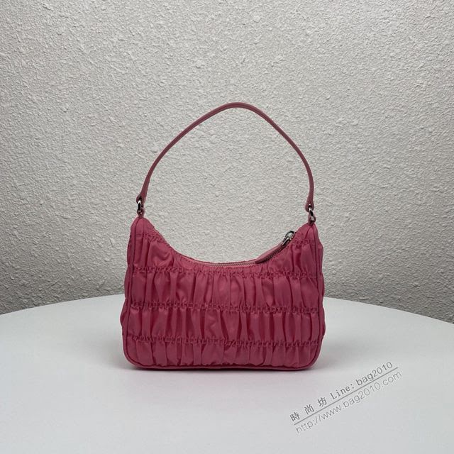 prada女包 普拉達2020專櫃最新款 1NE204 Prada nylon 皺褶Hobo手拎包 Prada復古風腋下包  pyd2304